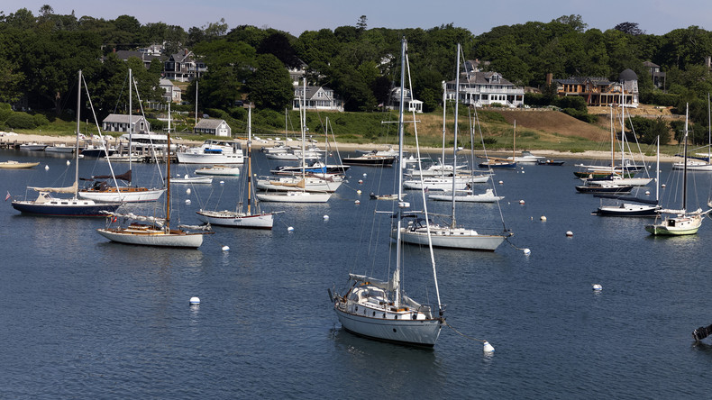 Des voiliers et des bateaux à moteur sont ancrés dans le port de Vineyard Haven, sur l'île de Martha's Vineyard (image d'illustration).