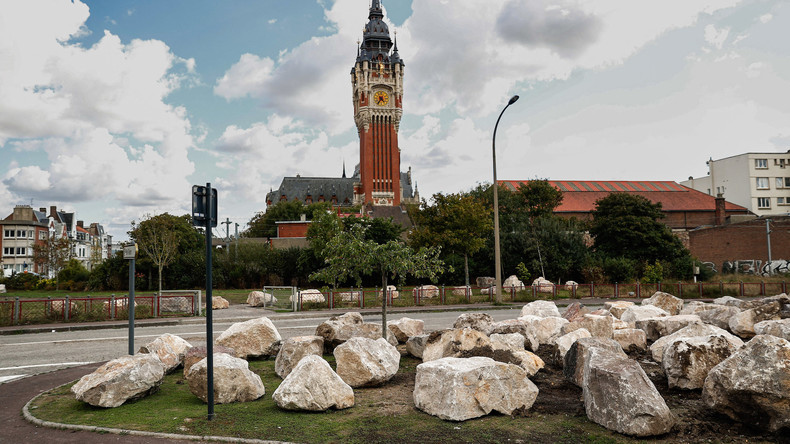 Cette photo prise le 16 septembre 2022 montre des rochers installés par la mairie de Calais pour empêcher les migrants de s'installer dans le centre-ville de Calais.