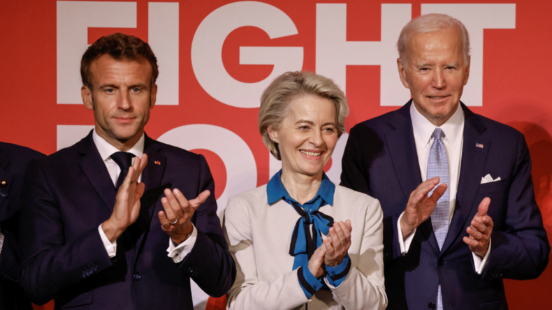 La présidente de la Commission européenne Ursula von der Leyen, entourée du président français Emmanuel Macron et du président américain Joe Biden, lors de la Septième Conférence de reconstitution des ressources du Fonds mondial à New York le 21 sept