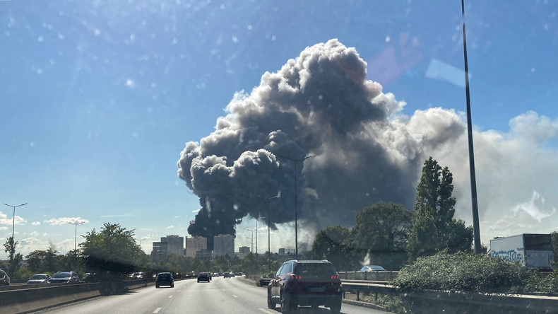 La zone des entrepôts du marché de Rungis touchée par un impressionnant incendie (VIDEOS)