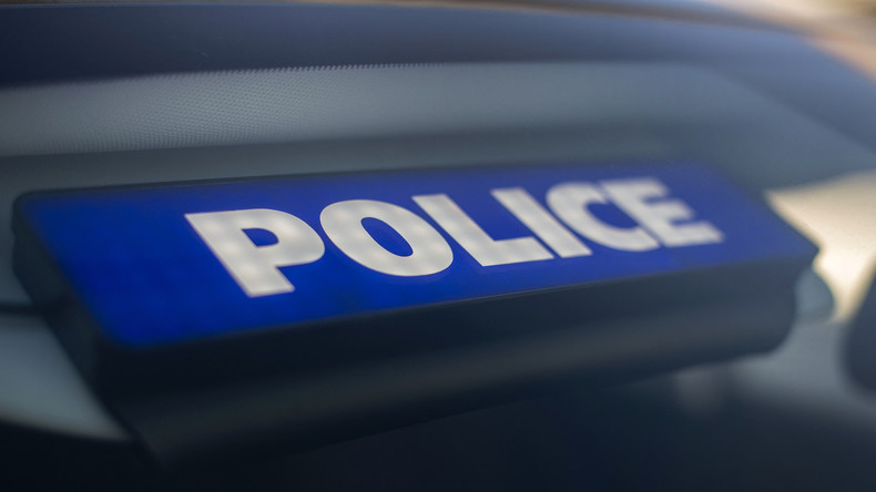 Une photo montre un logo de la police française sur une voiture de police le dernier jour de la première édition du festival Lorient Oceans à Lorient, dans l'ouest de la France, le 10 juillet 2022.