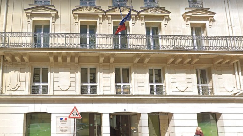 «On veut des papiers, on veut des logements» : des migrants investissent un bâtiment public à Paris