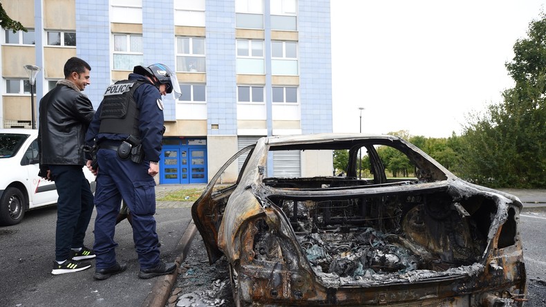 Véhicules incendiés, policiers visés : un quartier d'Alençon secoué par une nuit d'émeute (VIDEOS)