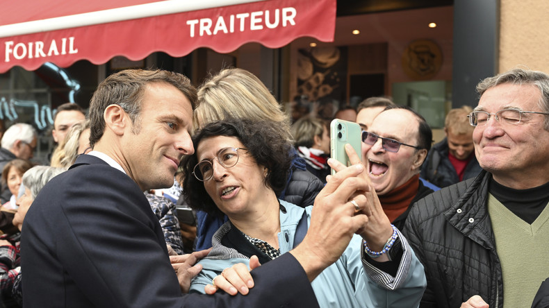 Avant une visite de Macron à Pau, la police confisque des pancartes chez des particuliers