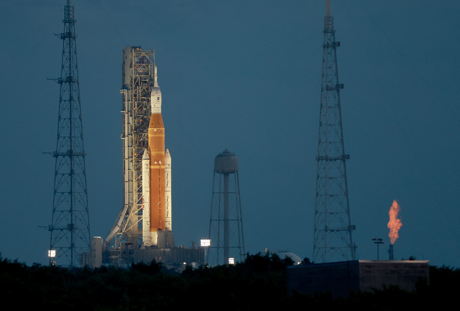 La fusée SLS avec à son bord le vaisseau Orion, sur le pas de tir 39-B du Centre spatial Kennedy, le 3 septembre 2022 à Cap Canaveral, en Floride.