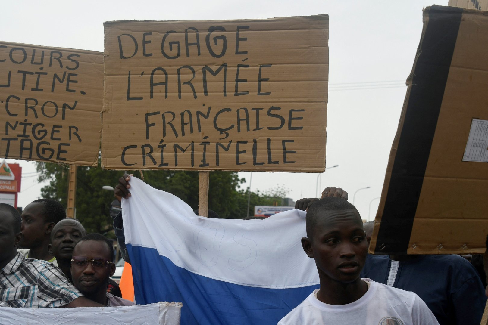 Niger : des centaines de personnes manifestent contre la présence militaire française (IMAGES)