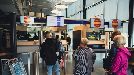 Des touristes russes présentent leurs passeports à la frontière avec la Finlande, le 28 juillet 2022 (image d'illustration).