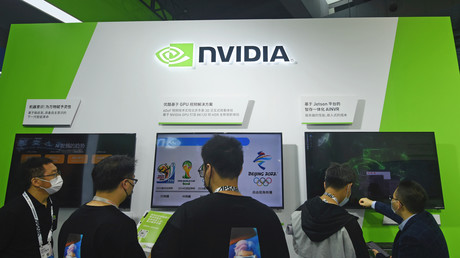 Des visiteurs s'arrêtent devant le stand de Nvidia au salon Apsara, un forum annuel sur les technologies organisé par le groupe Alibaba, à Hangzhou, dans la province du Zhejiang (est de la Chine), le 19 octobre 2021 (illustration).