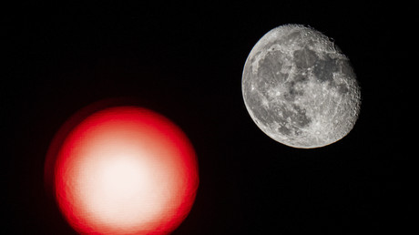 La Lune mise en relief à côté d'un feu de circulation, le 14 août 2022, dans le New Jersey (image d'illustration).