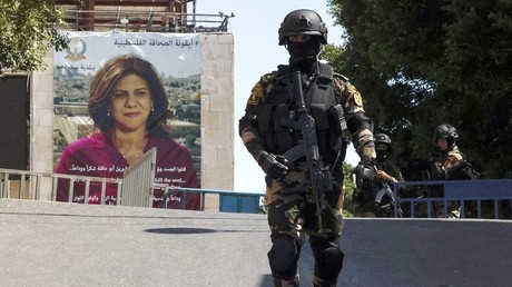 Une banderole avec la journaliste americano-palestinienne Shireen Abu Akleh à Bethléem, le 15 juin 2022.