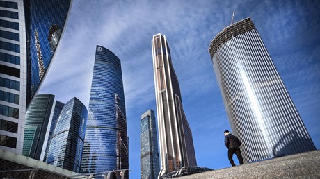 Un homme marche près du centre d'affaires international de Moscou (image d'illustration).