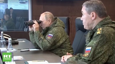 Vladimir Poutine assiste à l’exercice militaire Vostok 2022 (VIDEO)