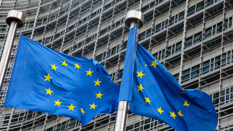 Des drapeaux de l'UE devant le siège de la Commission européenne à Bruxelles (image d'illustration).