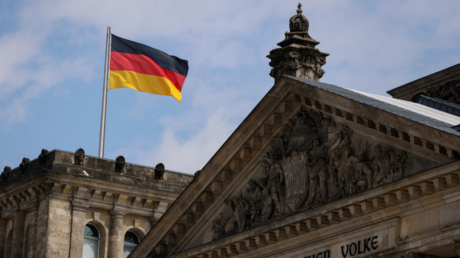 Le drapeau allemand flotte sur le toit du Reichstag à Berlin (image d'illustration).