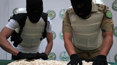 Des agents de la Direction du contrôle des stupéfiants du ministère de l’Intérieur saoudien trient des comprimés de captagon saisis lors d’une opération spéciale à Djeddah, le 1er mars 2022