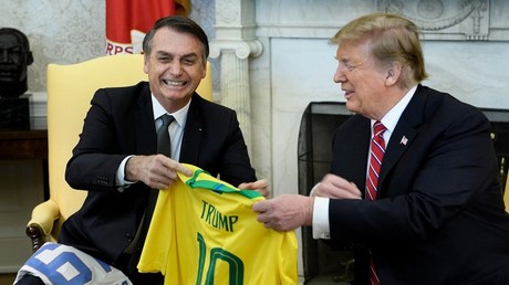 Donald Trump et Jair Bolsonaro échangent des maillots de football à la Maison Blanche, le 19 mars 2019 (illustration).