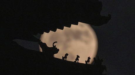 Les décorations du toit de la tour d'angle de la Cité interdite représentant des bêtes sacrées devant la pleine lune du 14 juin 2022, à Pékin (image d'illustration).