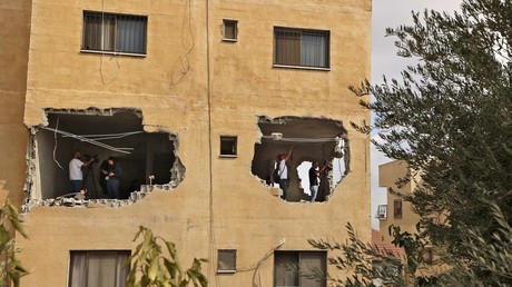 Des gens inspectent l'appartement de Raad Hazem, auteur d'une attaque meurtrière à Tel-Aviv en avril dernier, après un raid des forces israéliennes le 6 septembre 2022 (image d'illustration).