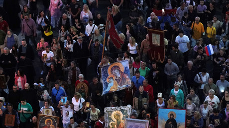 Serbie : les chrétiens orthodoxes se mobilisent de nouveau contre le défilé LGBT Europride (VIDEO)