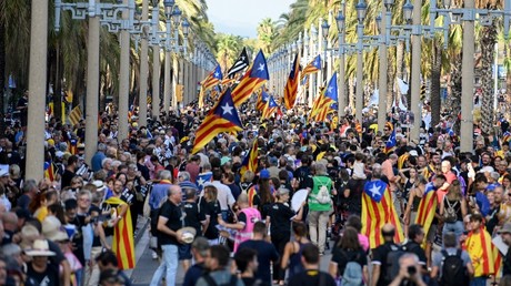 Barcelone : des milliers d'indépendantistes battent le pavé lors de la fête nationale catalane