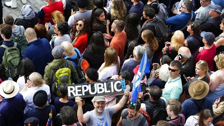 «Pas mon roi» : la police britannique critiquée après l'arrestation de manifestants antimonarchie