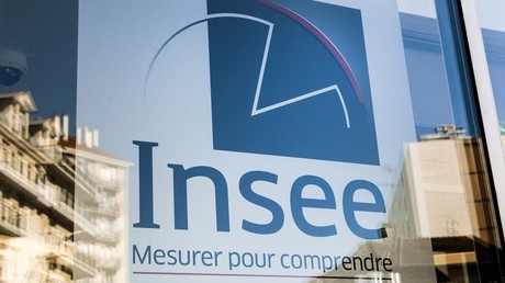 Le logo de l'Institut national de la statistique et des études économiques sur la  façade de l'immeuble qui abrite son siège à Montrouge dans la banlieue parisienne.