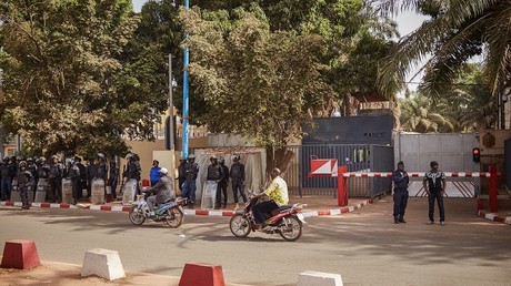 Des policiers maliens déployés devant l'ambassade de France à Bamako lors d'une manifestation contre la présence française, le 10 janvier 2018 (illustration).
