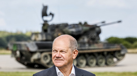 Le chancelier allemand Olaf Scholz, posant devant un char anti-aérien Flakpanzer Gepard, à l’occasion de la visite d’un programme d'entrainement de soldats ukrainiens près d'Oldenburg (Basse-Saxe). 25 août 2022. (Photo d'illustration).