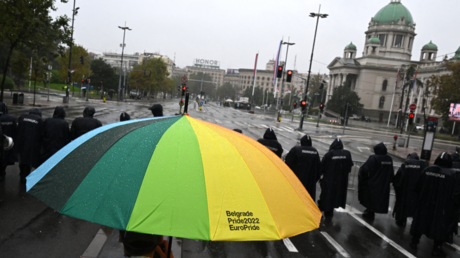 Un militant LGBT tient un parapluie arc-en-ciel pendant la marche des fiertés, à Belgrade, le 17 septembre 2022.