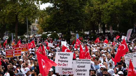 Des centaines de personnes manifestent contre la «propagande LGBT» en Turquie (VIDEO)