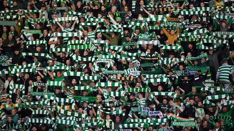 Les supporters du Celtic scandent un chant contre la famille royale lors d'un hommage à Elizabeth II