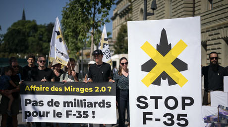 La Suisse signe le contrat controversé pour l'achat de 36 chasseurs F35 américains