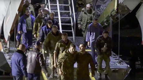 Un groupe de soldats russes libérés descendant d'un avion après l'échange de prisonniers négocié avec l'Ukraine.