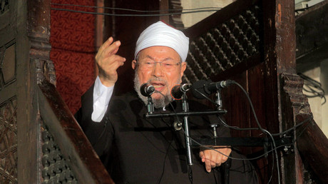 Le Cheikh Youssef al-Qaradawi s'adresse aux musulmans de la mosquée Al-Azhar lors de la prière hebdomadaire du vendredi au Caire, le 16 novembre 2012.
