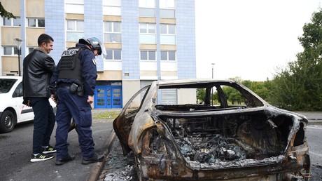 Véhicules incendiés, policiers visés : un quartier d'Alençon secoué par une nuit d'émeute (VIDEOS)