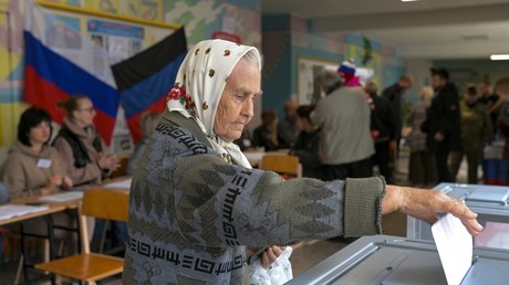 Une citoyenne vote à Donetsk.