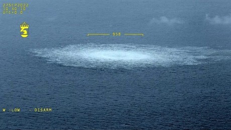 La fuite de gaz de Nord Stream dans la mer Baltique photographiée depuis un avion des garde-côtes suédois, le 27 septembre 2022.
