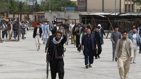 Un combattant taliban et des parents de victimes qui arrivent pour rechercher leurs proches dans un hôpital de Kaboul, le 19 avril 2022, après que deux attentats à la bombe ont fait au moins six morts dans une école de garçons d'un quartier chiite hazara (image d'illustration).