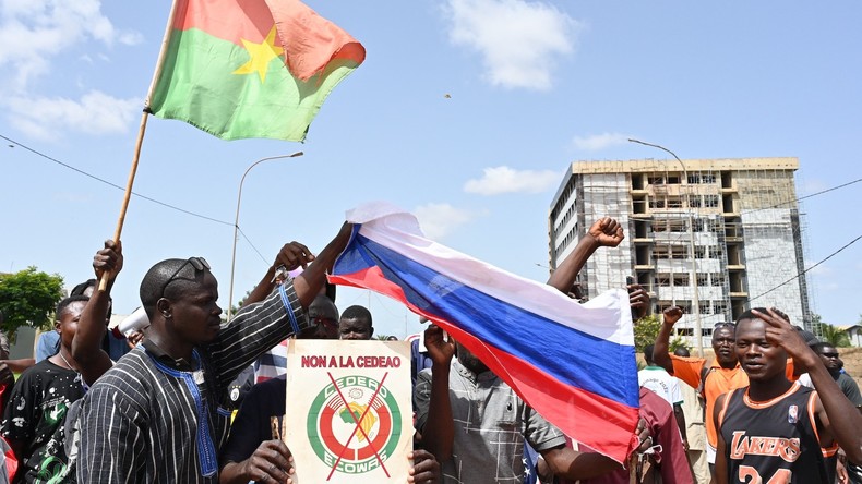 Des manifestants se sont rassemblés pour dénoncer la venue de la Cédéao, à Ouagadougou, le 4 octobre 2022.