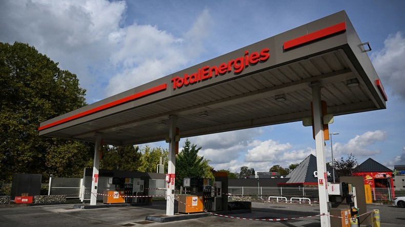 La grève se poursuit chez TotalEnergie et ExxonMobil, tensions à la pompe