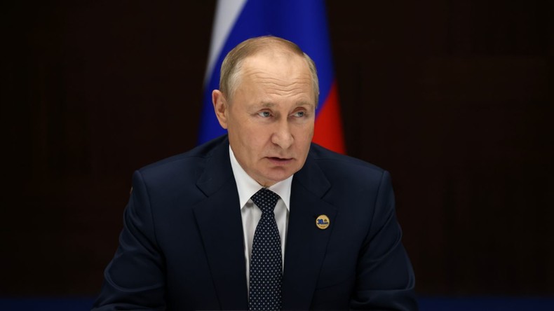 Vladimir Poutine en marge du sommet de la Conférence sur l'interaction et les mesures de confiance en Asie (CICA) au Palais de l'Indépendance à Astana, au Kazakhstan.