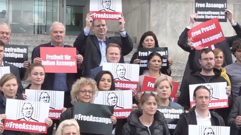 Des députés allemands demandent la libération de Julian Assange devant le Reichstag, le 19 octobre, à Berlin.