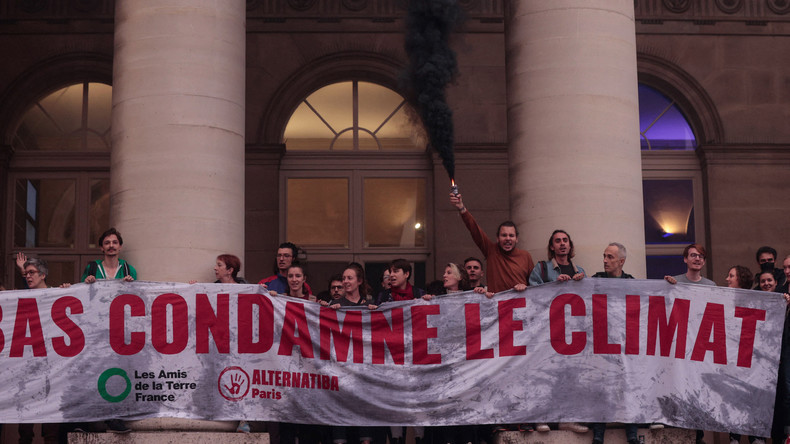 Des militants des collectifs Les Amis de la Terre et Alternatiba participent à une action contre l'événement du Climate Finance Day à Paris, le 27 octobre 2022.