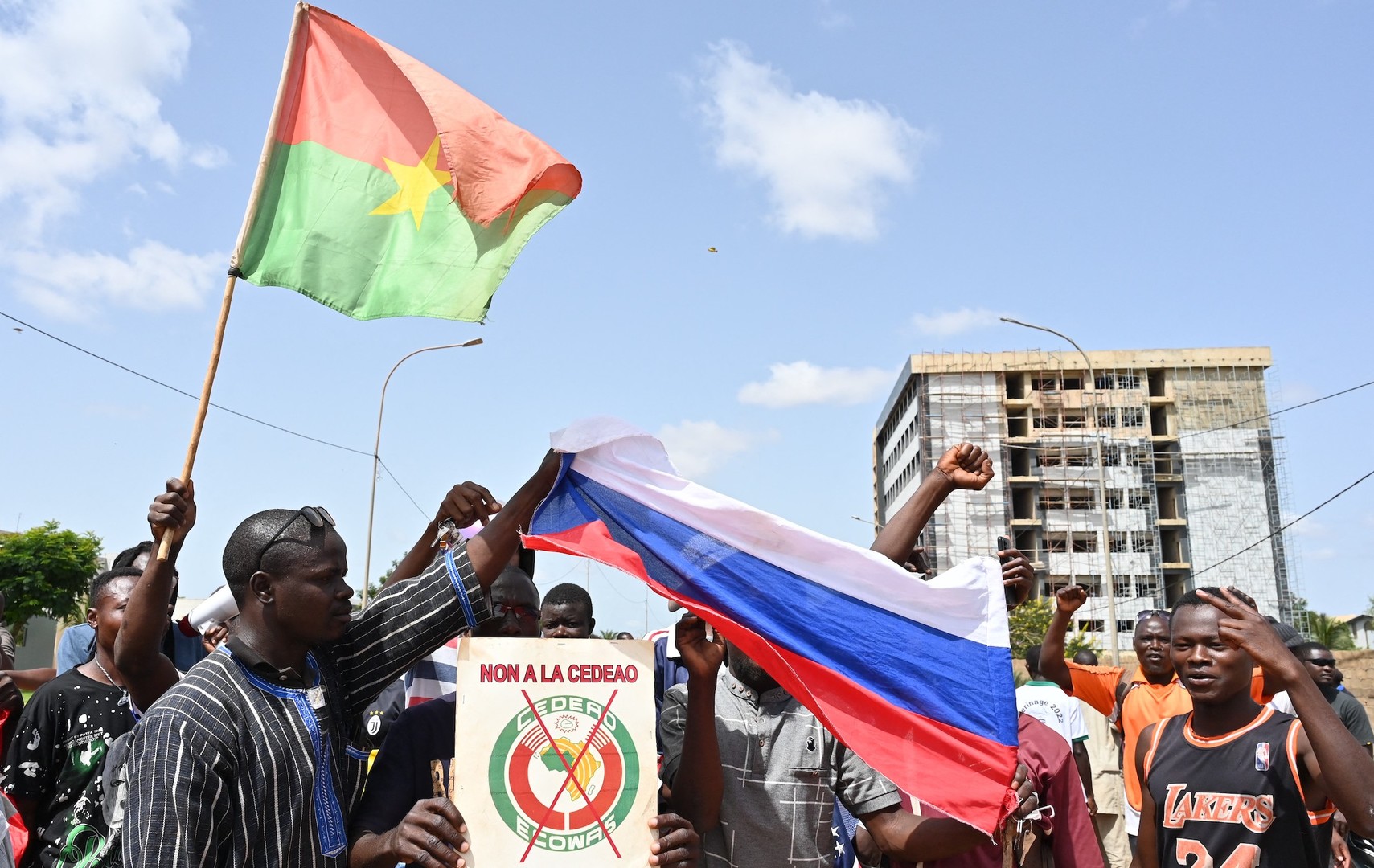 Des manifestants se sont rassemblés pour dénoncer la venue de la Cédéao, à Ouagadougou, le 4 octobre 2022.