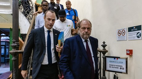 Le ministre français de la Justice, Eric Dupond-Moretti,  lors d'une visite à la Cour d'appel de Cayenne, en Guyane française, le 29 septembre 2022.