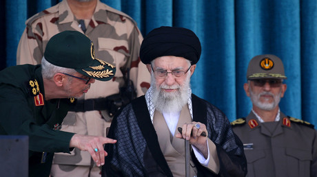Le guide suprême iranien, l'Ayatollah Ali Khamenei, le 3 octobre 2022, participe à une cérémonie conjointe de remise de diplômes aux cadets des académies des forces armées dans la capitale Téhéran.