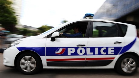 Un policier conduit une voiture le 31 mai 2017 à Rouen, dans le nord-ouest de la France.