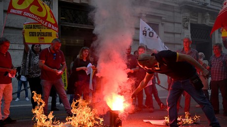 Rome : des Italiens brûlent leurs factures d’électricité pour protester contre la crise énergétique