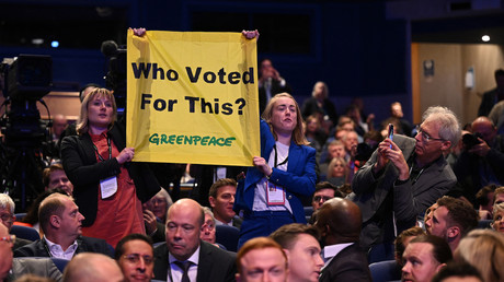 Deux militantes de Greenpeace ont interrompu le discours de Liz Truss, au congrès du Parti conservateur, à Birmingham, le 5 octobre 2022.