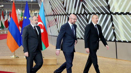 Le Premier ministre arménien, Nikol Pashinyan, le président du Conseil européen, Charles Michel, et le président azéri, Ilham Aliyev, à Bruxelles, le 6 avril 2022 (image d'illustration).